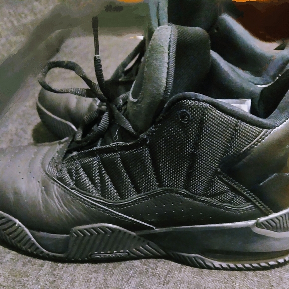 Jordans Stay Loyal - Picture 3 of 5